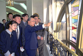 Ikeda with exchange students from China studying at Soka University (Tokyo, April 1998)