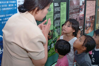 Children in Taiwan visit an SGI/Earth Charter Initiative exhibition inspired by Ikeda's proposal on Education for Sustainable Development.