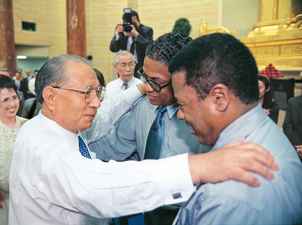 Ikeda with jazz artists Herbie Hancock (center) and Wayne Shorter (right) (Tokyo, April 2000)