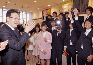 Chair Jiang Bo and the delegation from the Chinese university receive a warm welcome from Soka University students