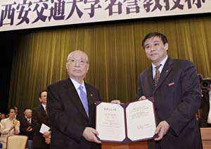 Dr. Wang presents the certificate of honorary professorship to Mr. Ikeda