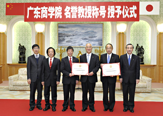 Guangdong University of Business Studies--Professor Jun, Mr. Meng and President Wang; Soka University President Yamamoto and Board of Trustees Chair Yasunori Tashiro; and Soka Women's College President Ishii