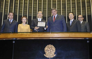 Deputy Gervásio Silva (3rd from right) entrusts award for Mr. Ikeda to SGI-Brazil Sr. Vice General Director Kensuke Kamata (3rd from left)