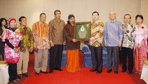 Lesbumi Chair Sastro (foreground, 5th from left) entrusts the commendation plaque for Mr. Ikeda to his son, Hiromasa (4th from right)