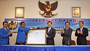 KNPI Chair Hasanuddin (foreground, 2nd from left) entrusts the award for Mr. Ikeda to his son, Hiromasa (3rd from right)