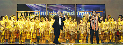 An Indonesian singer and musician are accompanied by SGI-Indonesia women performing on the <i>Angklung,</i> a traditional Indonesian bamboo instrument
