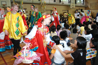 Members of a Russian folk ensemble on a Min-On-sponsored tour to Japan visiting a school in Osaka