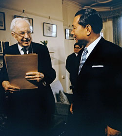 Ikeda with British historian Arnold Toynbee in London, 1973