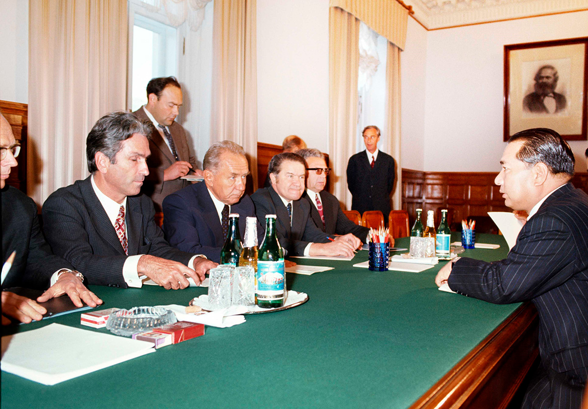 Fostering person-to-person ties: Ikeda and Soviet Premier Aleksey Kosygin at the Kremlin (Moscow, 1974)