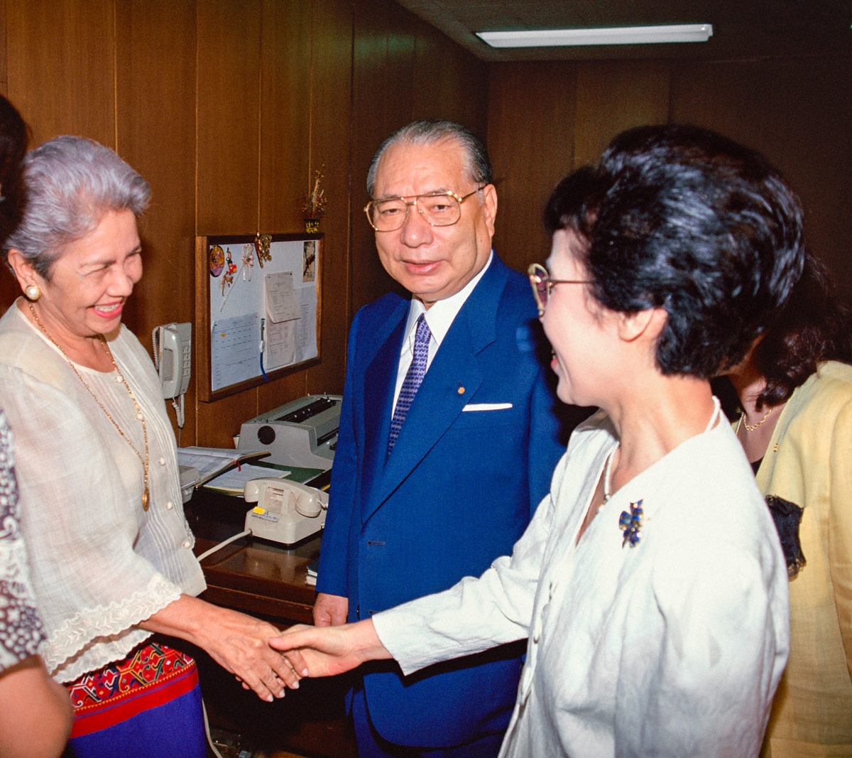 Mrs. Roxas meeting Daisaku and Kaneko Ikeda in Manila (May 1993) 