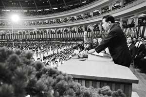 Ikeda calling for restoring Sino-Japanese ties at a gathering of Soka Gakkai university students (Tokyo, September 1968)