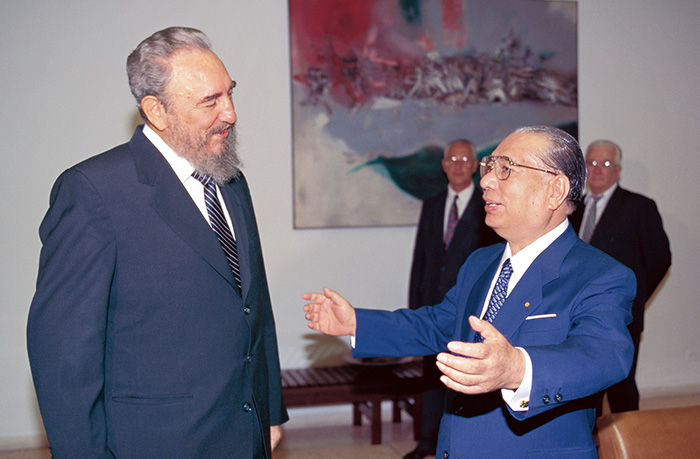 Meeting between Cuban President Fidel Castro and Daisaku Ikeda at the Palace of the Revolution (Havana, Cuba, June 1996)