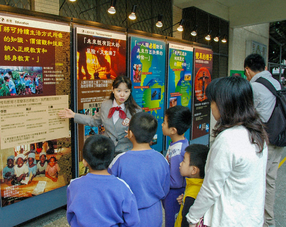 台湾的学童观赏由SGI和地球宪章推进委员会制作的环境展