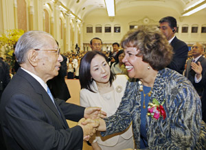 Mr. Ikeda greets an SGI-USA leader