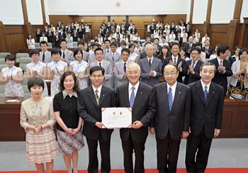 前方左至右：浙江海洋学院张老师、李副处长、宋副校长，与创大山本校长、理事长田代康则、和短大石井校长