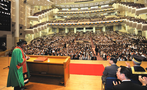 赞比亚大学西穆坎加副校长在典礼上发表演说