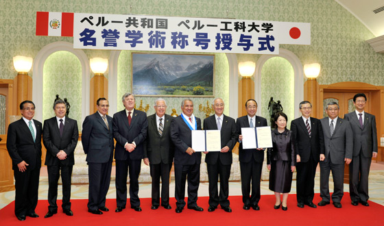 阿穆鲁斯理事长和山本校长（中央共同手持证书者）