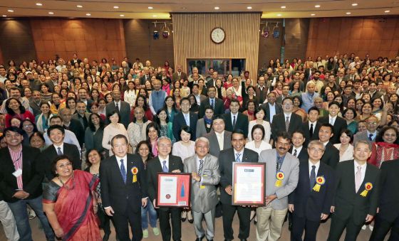 （在钦马亚教会厅）杰格兰・湖城大学的斯瓦鲁普副校长（中间）颁赠“名誉人文学博士”称号予原田会长