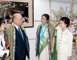 池田会长与香峯子夫人欢迎慕克吉博士（右二）。（2004年2月24日摄于东京八王子）