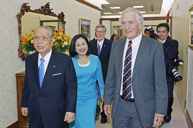 里斯博士与池田会长。