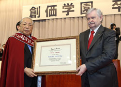 利哈诺夫总裁（右）颁赠“儿童的守护骑士”奖给池田会长