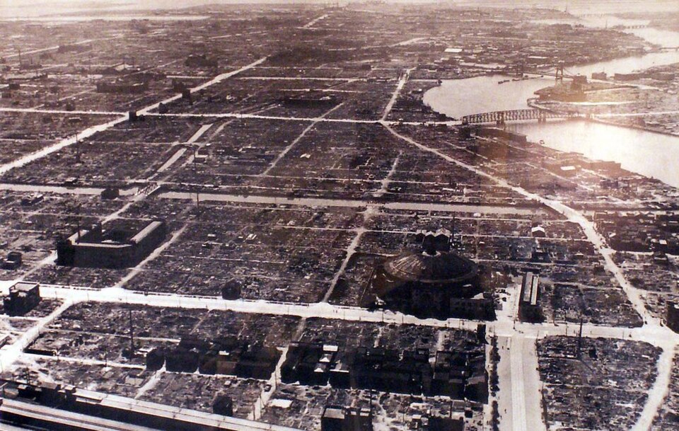 东京受到盟军以燃烧弹攻击后的景象。（1945年3月）