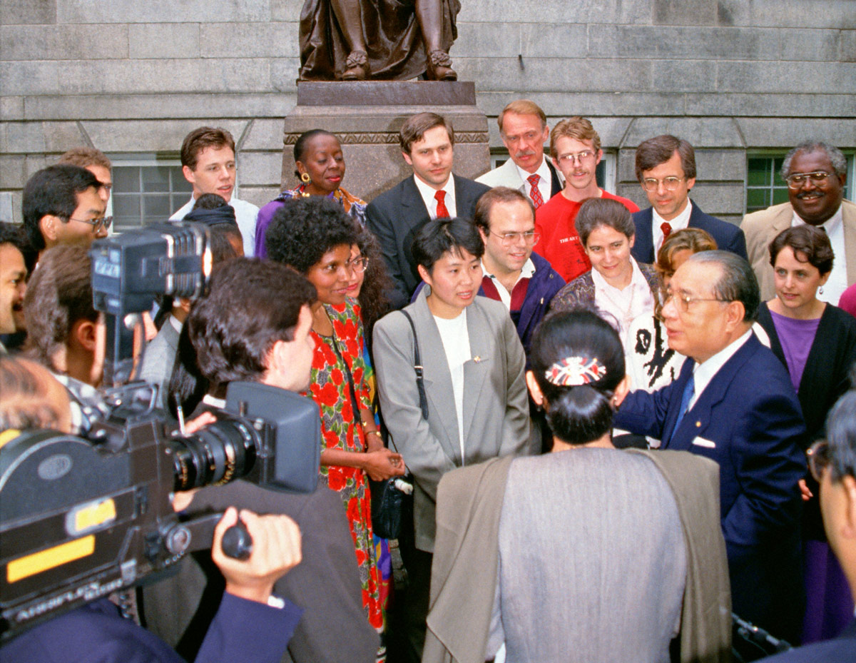池田在美国哈佛大学与学生谈话（1991年）
