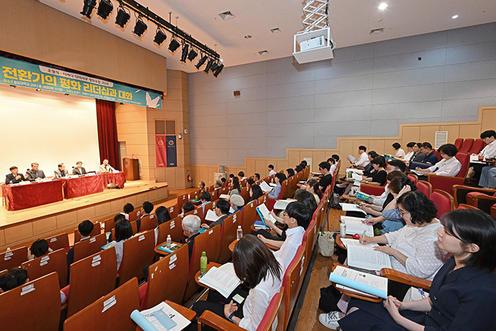 权赞晧教授作为主讲者在一场于2024年7月在庆熙大学举办的和平论坛上演讲。