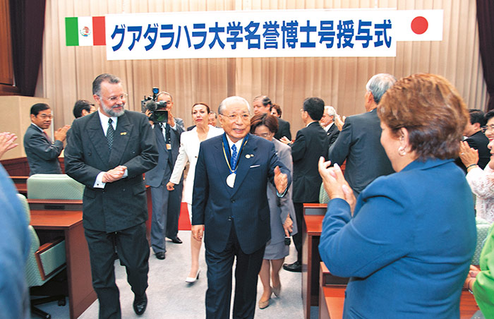 U瓜达拉哈拉大学授予池田大作会长名誉博士学位（2004年9月，东京都八王子）
