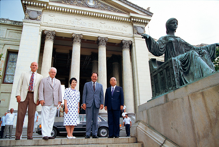 1996年6月25日于古巴哈瓦那大学前合影留念。