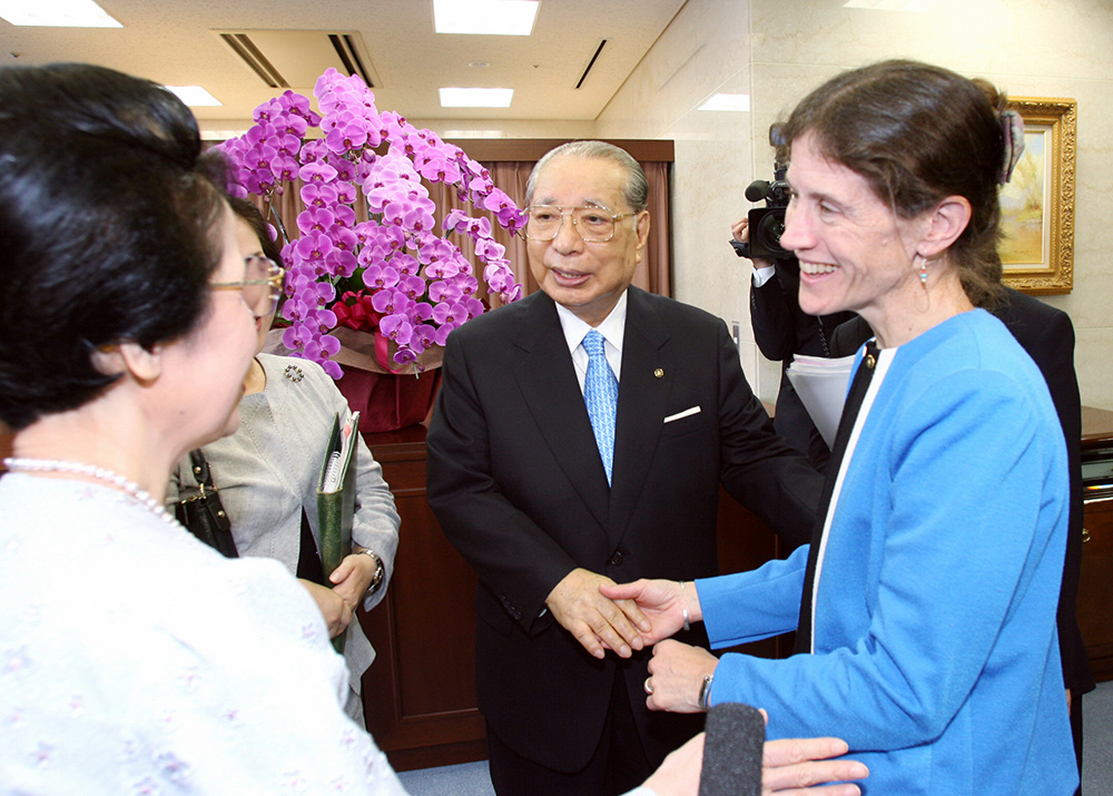 2006年7月於東京，池田伉儷與美國柯蓋德大學英文系教授、當時愛默生協會（Emerson Society）的會長薩拉・安・維德會面