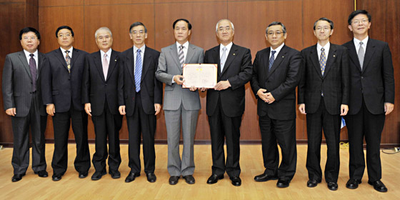 大連工業大學余校長（左五）與創價大學山本校長（右四）手持證書合影