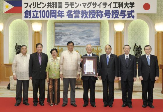 拉蒙・麥格賽賽理工大學羅塞特校長（左四）一行與手持證書的創價大學山本校長（右四）等代表