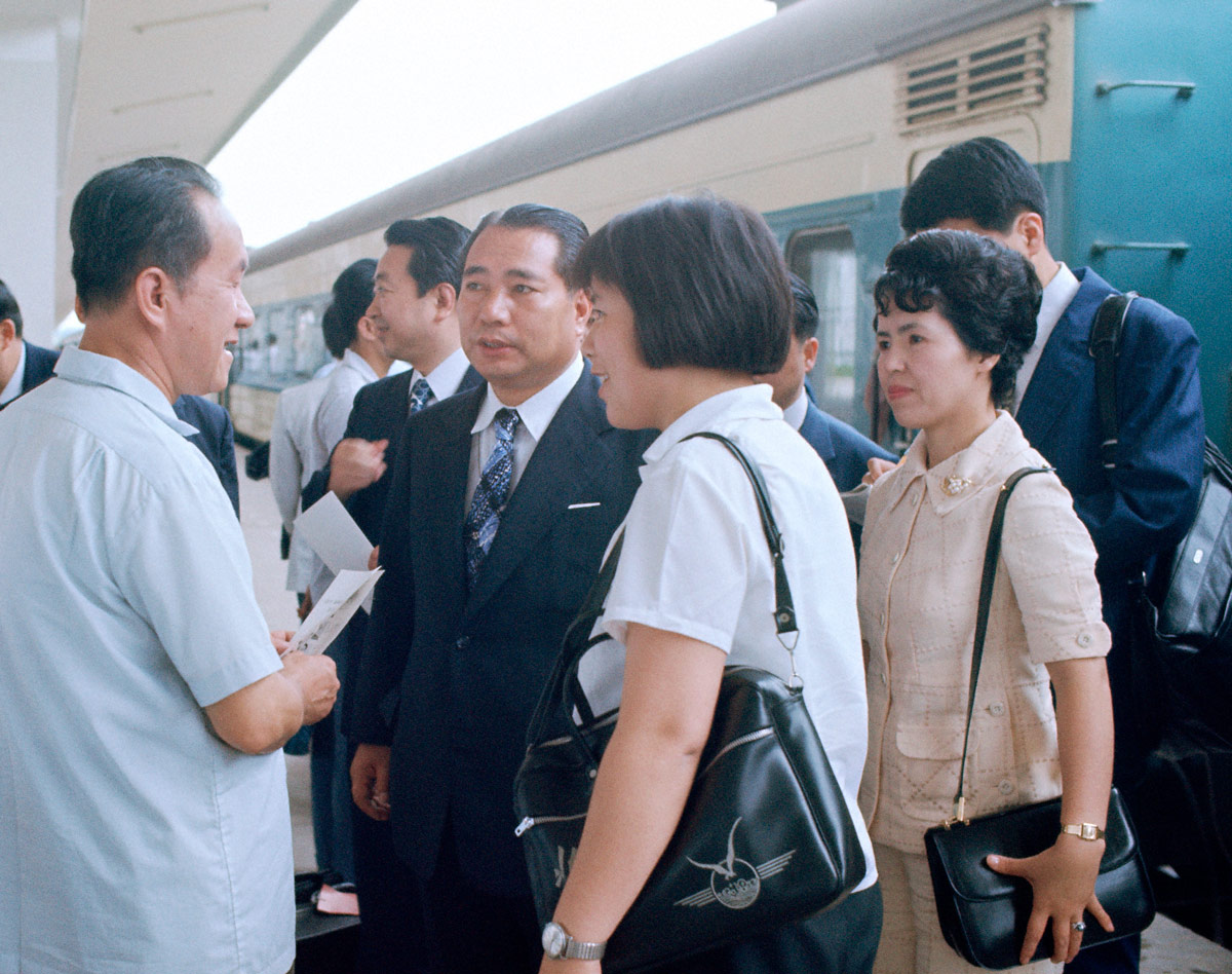 池田SGI會長（左3）與其妻子香峯子（右）首次訪華時停留於廣州車站（1974年5月）