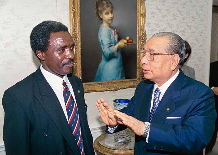 2000年7月，池田大作會長在東京八王子會晤亨利・因丹加西博士。