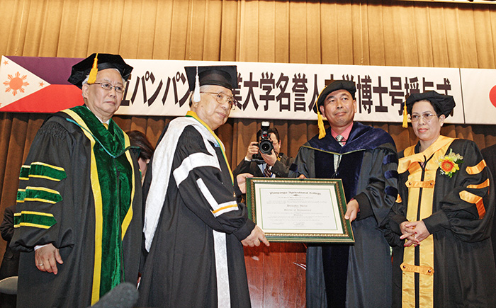 2006年3月於東京，巴塔德博士授予池田會長邦板牙農業大學的名譽人文學博士學位。