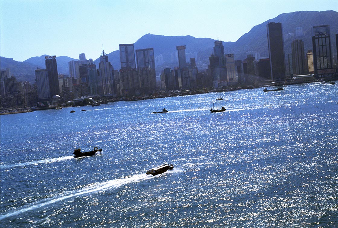 Foto por Daisaku Ikeda – Ondas luminosas de Hong Kong