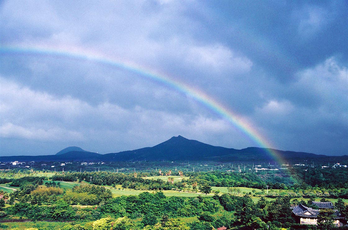 Foto por Daisaku Ikeda – Arco iris sobre la isla de Cheju