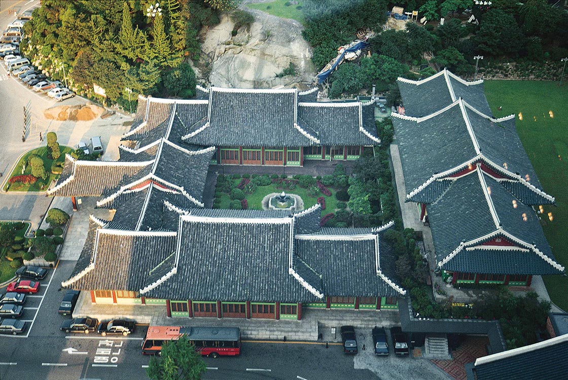 Foto por Daisaku Ikeda–La Casa de Huéspedes de Seúl