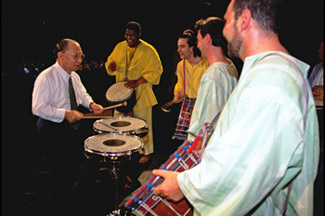 Ikeda en un festival cultural de jóvenes (Milán, 1994)