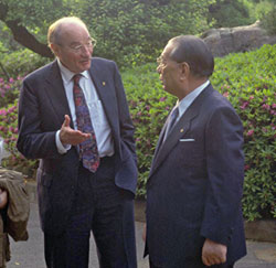 Con el profesor John D. Montgomery de la Universidad de Harvard (Hachioji, mayo de 1992)