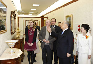 De izquierda a derecha: Anastasia Tolstaya, hija de Vladimir Tolstoi; director Vladimir I. Tolstoi; director Alexander Shólojov; presidente Daisaku Ikeda; y su esposa Kaneko Ikeda.