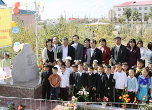 Asistentes posan luego de la inauguración del monumento