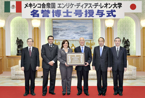 De izquierda a derecha: Yoshihisa Baba, vicepresidente de la Universidad Soka; Mtro. Alberto Fernando Velasco Vera, coordinador de Comunicación Social de la Universidad Enrique Díaz de León; LAE. Claudia Robles Morales, vicerrector académico de la Universidad Enrique Díaz de León; Hideo Yamamoto, presidente de la Universidad Soka; Yasunori Tashiro, presidente de la Junta Administrativa de la Universidad Soka; y Hideaki Ishii, presidente del Instituto Superior Soka para Señoritas.