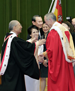 Denisr Brière (derecha, primer plano), Daisaku Ikeda (izquierda, primer plano) y Kaneko Ikeda (segunda de la izquierda)