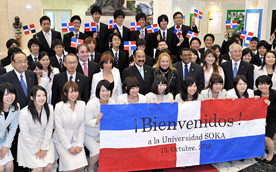 Delegación de la Academia de Ciencias de la República Dominicana recibe la bienvenida de los estudiantes de la Universidad Soka