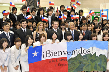 Segunda fila: Director Ángel Maulén Rodríguez (segundo de la izquierda), doctora Candice Rudloff Bossoney (tercera de la izquierda) y rector Ángel Maulén Ríos (cuarto de la izquierda)