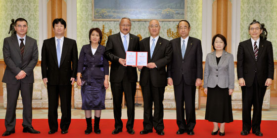 Rector Musaev (4º de la izq.) y el presidente Yamamoto (5º de la izq.)