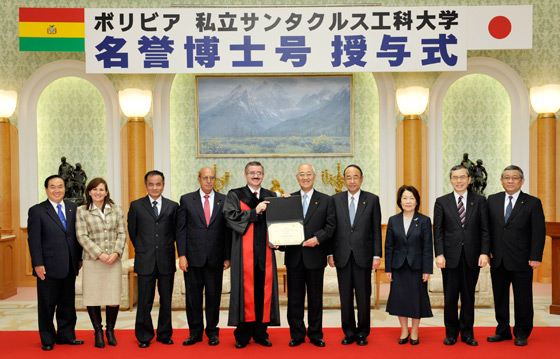 El rector Antonio Carvalho (5to. de la izq.) sostiene el diploma con el presidente Hideo Yamamoto.