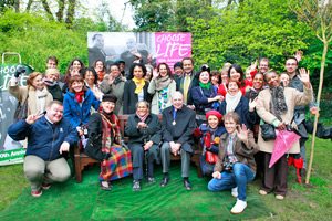 Inauguración de un banco en el parque Holland